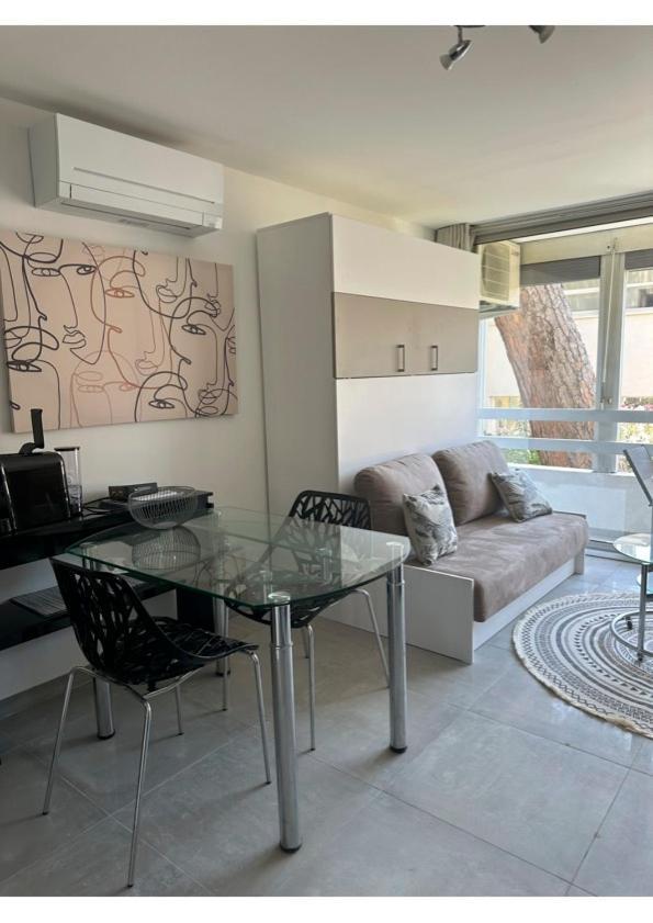 Superbe Studio Climatise Sur Le Port De Hyères Exteriör bild